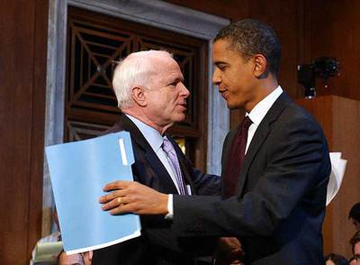 Saludo del candidato John McCain al Presidente Barack Obama luego del triunfo de este.